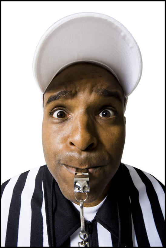 西方人,脸,头,脸颊,一个人,站,竖图,室内,特写,白天,白色背景,正面,运动服,比赛,帽子,欧洲,非洲,黑人,欧洲人,仅一个男性,仅一个人,仅一个中年男性,裁判,握,咬,阴影,条纹,服装,反射,传递,信息,影子,哨子,拿,拿着,注视,运动帽,肩膀,衣服,白色,黑色,观察,看,站着,鸭舌帽,联络,握着,摄影,服饰,影棚,观看,声音,咬着,信号,察看,口哨,衣着,穿着,关注,集合,召唤,传达,号令,讯号,衣饰,裁判员,男人,男性,中年男性,非洲人,头部,脸部,脸蛋,面部,站立,半身,彩图,影棚拍摄,拍摄,运动装