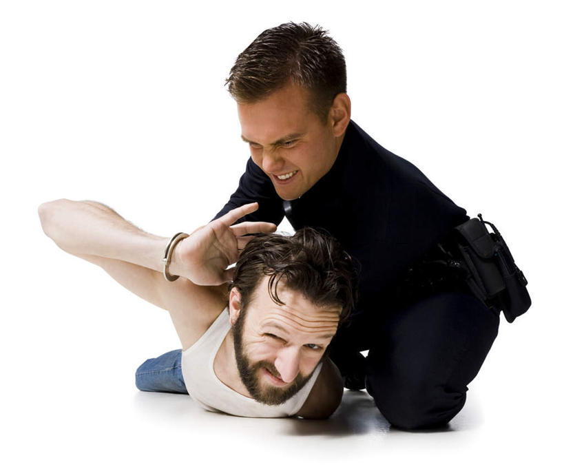 西方人,两个人,警察,警卫,跪,横图,室内,白天,白色背景,正面,工作服,制服,手铐,欧洲,欧洲人,关闭,握,阴影,服装,反射,工具,影子,注视,休闲装,衣服,观察,看,趴着,休闲,休闲服,握着,摄影,服饰,影棚,观看,禁止,犯罪,察看,捕捉,逮捕,拘捕,束缚,关注,限制,投降,捕获,盗窃,偷窃,佩服,警具,警械,押解,缉捕,搜捕,捉拿,拘留,拘系,拘押,拘禁,禁制,小偷,窃贼,盗贼,贼,偷盗,工作制服,降服,投诚,男人,男性,年轻男性,白种人,保安,警卫员,看守,卫兵,屈膝,跪着,趴,彩图,全身,影棚拍摄,工作套服,拍摄