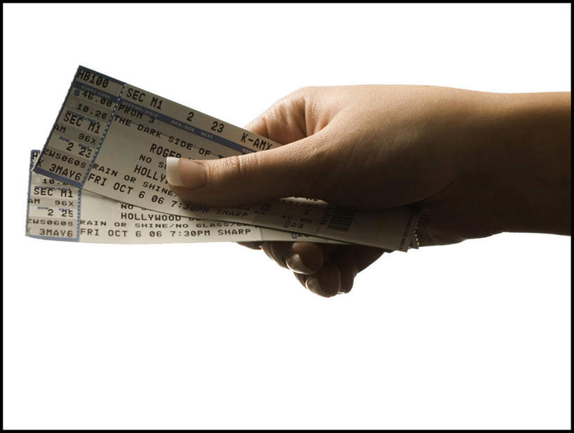 西方人,手,一个人,横图,室内,特写,白天,白色背景,正面,欧洲,欧洲人,仅一个年轻女性,仅一个女性,仅一个人,两张,握,纸,拿,拿着,手部,握着,摄影,影棚,单手,年轻女性,女人,女性,白种人,半身,彩图,影棚拍摄,拍摄,门票