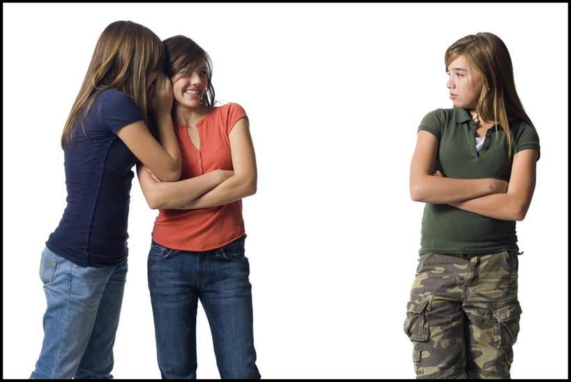 西方人,三个人,家庭,站,笑,说,双手交叉,微笑,露齿笑,横图,室内,白天,白色背景,正面,讨论,欧洲,欧洲人,服装,裤子,注视,牛仔裤,休闲装,衣服,观察,看,站着,休闲,温暖,温馨,一家人,休闲服,摄影,服饰,影棚,观看,和睦,察看,双手抱胸,关注,私语,密语,耳语,交流,年轻女性,女人,女性,白种人,沟通,讲话,交谈,商讨,说话,谈话,站立,半身,彩图,影棚拍摄,拍摄,融洽