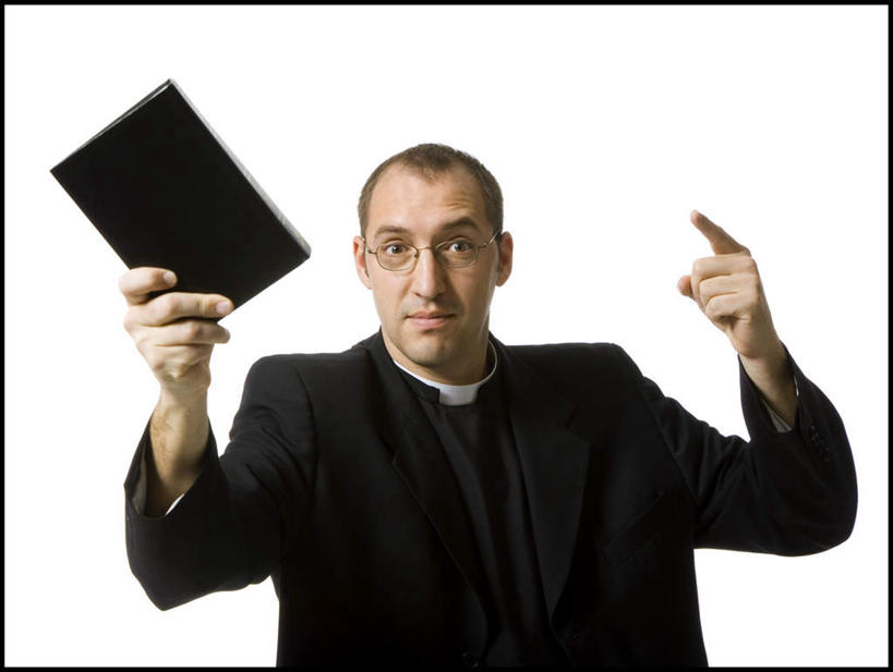 西方人,一个人,牧师,传教士,站,举,笑,微笑,横图,室内,白天,正面,工作服,制服,欧洲,欧洲人,仅一个男性,仅一个人,仅一个中年男性,一本,握,指,眼镜,拿,拿着,注视,指点,黑色,观察,看,托,站着,握着,观看,察看,指向,关注,经书,近视眼镜,工作制服,经籍,男人,男性,中年男性,白种人,传道者,祭司,教士,神甫,神父,举起,举手,举着,向上举,向上伸,向上托,站立,半身,彩图,工作套服