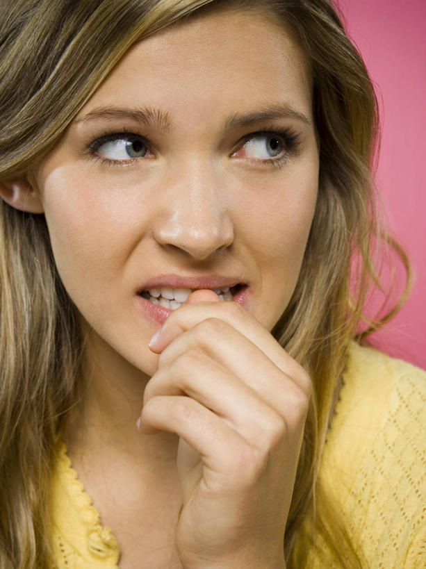 西方人,脸,头,脸颊,手,头发,一个人,竖图,室内,特写,白天,正面,欧洲,欧洲人,仅一个年轻女性,仅一个女性,仅一个人,咬,粉色背景,服装,注视,休闲装,肩膀,衣服,黄色,观察,看,休闲,手部,休闲服,摄影,服饰,影棚,观看,单手,担忧,咬着,察看,恐怖,忧虑,关注,忧郁,可怕,可骇,担心,恐惧,年轻女性,女人,女性,白种人,头部,长发,卷发,脸部,脸蛋,面部,半身,彩图,影棚拍摄,拍摄