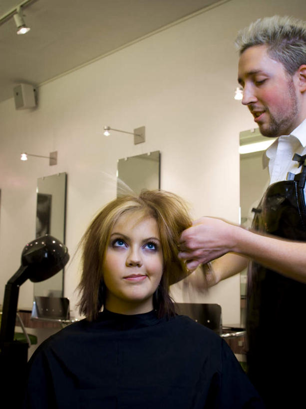 西方人,两个人,理发师,站,坐,竖图,室内,白天,正面,工作服,制服,化妆,美容,镜子,欧洲,欧洲人,握,修剪,反射,工具,剪刀,拿,围兜,拿着,注视,剃头,黑色,化妆镜,观察,看,站着,握着,观看,裁剪,镜像,察看,剪子,剪裁,切割,镜面,关注,理发围布,光学,工作制服,剪发围布,理发围兜,围布,男人,男性,年轻男性,年轻女性,女人,女性,白种人,发型师,理发员,美发师,站立,坐着,半身,彩图,工作套服,理发