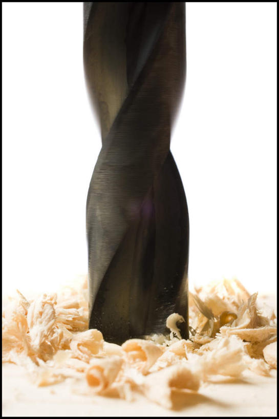 无人,竖图,室内,特写,白天,白色背景,正面,静物,木制,木板,木屑,木制品,摄影,影棚,电钻,碎屑,手电钻,电动工具,彩图,影棚拍摄,拍摄