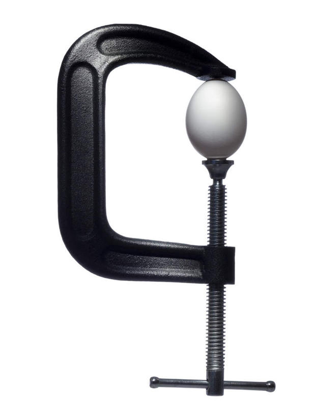 无人,竖图,室内,特写,白天,白色背景,正面,蛋,鸡蛋,一个,白色,摄影,影棚,单个,木工夹,卵,C型夹,C型钳,G型夹,G型钳,彩图,影棚拍摄,拍摄