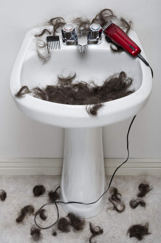 头发,无人,竖图,俯视,室内,特写,白天,卫生间,浴室,静物,一堆,堆叠,堆积,水槽,水龙头,剃须刀,墙,凌乱,水斗,开关,墙壁,墙面,白色,打开,清洁,护理,堆,刮胡刀,阀门,混乱,家电,家用电器,开启,剃须,电动剃须刀,仪容,水咀,纷乱,缭乱,庞杂,仪表,淋浴房,彩图,高角度拍摄,冲凉房,沐浴间,沐浴室,小家电