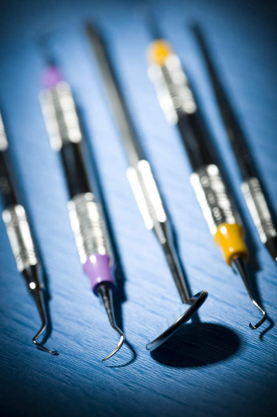 无人,竖图,俯视,室内,特写,白天,镜子,静物,金属制品,一排,阴影,整齐,反射,金属,影子,排列,摄影,影棚,镜像,镜面,队列,牙科,反射镜,光学,彩图,高角度拍摄,影棚拍摄,拍摄