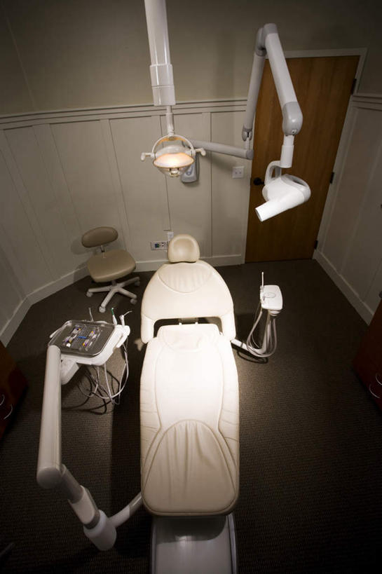 无人,医院,竖图,俯视,室内,白天,门,椅子,照明,阴影,光线,影子,墙,灯光,墙壁,墙面,灯,灯具,门框,照亮,手术,照明设备,无影灯,医疗机构,彩图,高角度拍摄,病院,诊所