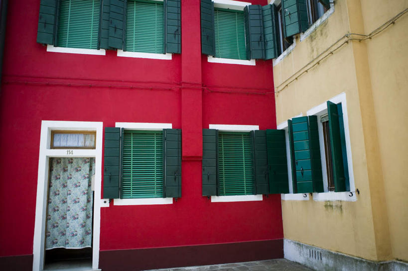 无人,家,横图,室外,白天,正面,度假,美景,窗户,窗帘,门,城市风光,城市,意大利,欧洲,威尼斯,一排,整齐,装饰,并列,并排,房屋,墙,屋子,景观,公寓,娱乐,洋房,楼房,玻璃窗,墙壁,墙面,住宅,排列,黄色,红色,帘子,门框,享受,休闲,遮阳,景色,放松,华丽,修饰,点缀,队列,南欧,平行,意大利共和国,衬托,美观,雅致,雅观,布拉诺岛,彩图,房子