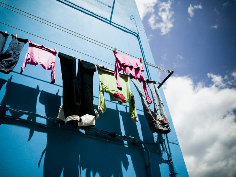 无人,家,横图,室外,白天,仰视,度假,美景,窗户,城市风光,城市,意大利,欧洲,威尼斯,吊挂,悬挂,阴影,服装,光线,影子,房屋,墙,屋子,景观,云,云朵,公寓,挂,云彩,娱乐,洋房,楼房,玻璃窗,墙壁,墙面,住宅,衣服,蓝色,白云,蓝天,天空,阳光,晾衣绳,绳子,天,享受,休闲,景色,放松,服饰,晴朗,衣着,穿着,南欧,意大利共和国,衣饰,布拉诺岛,晴空,彩图,低角度拍摄,房子