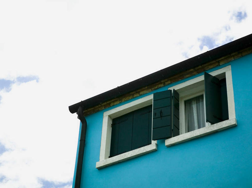 无人,家,横图,室外,白天,仰视,度假,美景,窗户,城市风光,城市,意大利,欧洲,威尼斯,阴影,光线,影子,房屋,墙,屋子,景观,云,云朵,公寓,云彩,娱乐,洋房,楼房,玻璃窗,墙壁,墙面,住宅,蓝色,绿色,白云,蓝天,天空,阳光,天,打开,享受,休闲,景色,放松,晴朗,开启,南欧,意大利共和国,布拉诺岛,晴空,彩图,低角度拍摄,房子