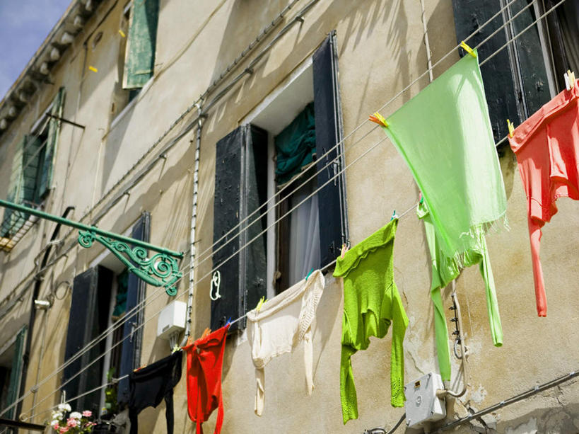 无人,家,横图,室外,白天,仰视,度假,美景,窗户,城市风光,城市,意大利,欧洲,威尼斯,一排,吊挂,悬挂,阴影,服装,整齐,并列,并排,光线,影子,房屋,墙,屋子,景观,云,云朵,公寓,挂,云彩,娱乐,洋房,楼房,玻璃窗,墙壁,墙面,住宅,排列,衣服,蓝色,白云,蓝天,天空,阳光,晾衣绳,绳子,天,享受,休闲,景色,放松,服饰,晴朗,衣着,穿着,队列,南欧,平行,意大利共和国,衣饰,布拉诺岛,晴空,彩图,低角度拍摄,房子