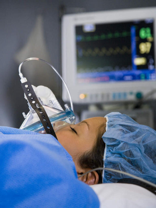 游泳,西方人,脸,头,脸颊,一个人,病人,医院,躺,闭眼,竖图,室内,白天,侧面,锻炼,运动,显示器,床,欧洲,欧洲人,仅一个年轻女性,仅一个女性,仅一个人,屏幕,床单,被子,显示屏,氧气罩,潜水,单人床,被单,病患,潜水装备,输出设备,医疗机构,浮潜,潜水运动,水中呼吸器,卧着,体育,年轻女性,女人,女性,白种人,头部,脸部,脸蛋,面部,患者,就医者,闭眼睛,闭着眼,闭着眼睛,躺着,卧,半身,彩图,健身,病院,诊所