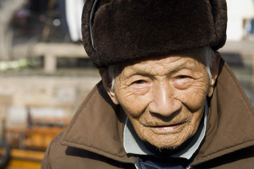 东方人,脸,头,脸颊,一个人,栏杆,坐,横图,室外,特写,白天,正面,河流,水,帽子,亚洲,仅一个男性,仅一个人,阴影,服装,朦胧,模糊,装饰,光线,影子,河水,水流,围栏,注视,休闲装,黄种人,护栏,衣服,阳光,观察,看,仅一个老年男性,休闲,温暖,休闲服,服饰,观看,保暖,点缀,察看,御寒,关注,衬托,美观,棉帽,雷锋帽,老年男性,男人,男性,亚洲人,头部,脸部,脸蛋,面部,坐着,半身,彩图