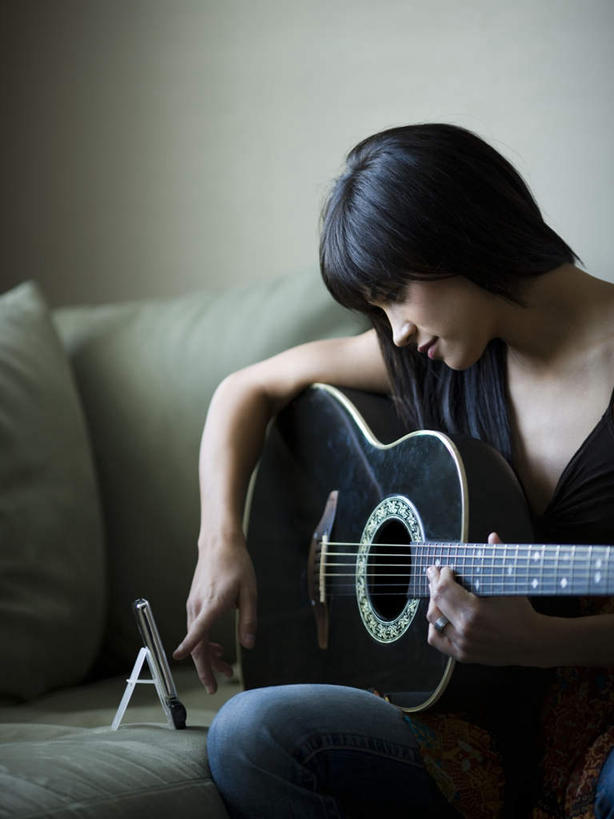 西方人,一个人,客厅,坐,笑,微笑,竖图,室内,白天,正面,靠垫,沙发,吊带,欧洲,欧洲人,仅一个年轻女性,仅一个女性,仅一个人,握,服装,裤子,墙,吉他,节拍器,靠枕,乐器,弦乐器,弹奏,拿,拿着,注视,吊带衫,牛仔裤,墙壁,墙面,衣服,抱枕,枕头,观察,看,握着,服饰,观看,察看,起居室,节奏,节拍,衣着,穿着,关注,弹拨弦鸣乐器,布艺沙发,衣饰,稳定,客堂,年轻女性,女人,女性,白种人,坐着,半身,彩图,弹拨弦乐器