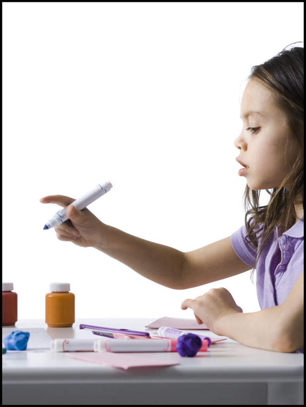 西方人,儿童,一个人,坐,竖图,室内,白天,白色背景,侧面,绘画,纯洁,黄山,桌面,桌子,欧洲,中国,欧洲人,亚洲,仅一个女性,仅一个人,握,指,木制,笔,办公用品,拿,拿着,注视,指点,文具,小孩,木制品,学习用品,观察,看,仅一个小孩,可爱,童年,童趣,握着,摄影,影棚,观看,文具用品,察看,指向,关注,水彩笔,童真,东亚,烂漫,无邪,安徽,安徽省,黄山市,歙县,中华人民共和国,华东地区,皖,天真,女孩,女人,女性,白种人,孩子,画画,坐着,半身,彩图,影棚拍摄,拍摄,女生