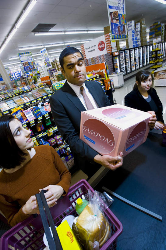 西方人,三个人,商务人士,商务男性,商店,站,捧,竖图,俯视,室内,白天,衬衫,购物,消费,超市,欧洲,欧洲人,套装,服装,篮子,领带,生活,注视,休闲装,购物篮,货架,架子,排列,衣服,日用品,观察,看,站着,休闲,休闲服,保健,pos机,金融,百货,服饰,收银台,观看,察看,卫生巾,卫生棉,便利,象征,庄重,存放,队列,关注,收银,载具,收银机,商务装,身份,陈列架,选购,贸易,工薪阶层,百货公司,快捷,血拼,正式,地位,方便,超市货架,棉条,女性用品,卫生棉条,卫生栓,卫生用品,寄存,寄放,暂存,购物提篮,男人,男性,女人,女性,中年男性,中年女性,白种人,白领,上班族,购物筐,超级市场,大卖场,端,端着,捧着,手捧,站立,半身,彩图,高角度拍摄,衬衣,购物商场,购物中心,商业中心