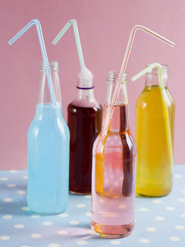 果汁,无人,竖图,室内,特写,白天,正面,餐桌,桌子,阴影,粉色背景,反射,布料,影子,塑料,饮品,四根,布纹,玻璃制品,桌布,饮料,玻璃瓶,餐巾,瓶子,塑料制品,吸管,台布,摄影,影棚,餐台,空心,四瓶,可口,饮管,适口,彩图,影棚拍摄,拍摄,圆柱状