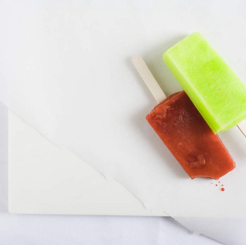 无人,横图,俯视,室内,特写,白天,白色背景,桌面,桌子,两根,阴影,反射,木制,包装,包装纸,影子,纸,纸张,清凉,棒冰,冰棍,红色,绿色,白色,木制品,冷饮,舒服,摄影,影棚,解暑,包装材料,冰棒,解渴,舒爽,消暑,冰条,彩图,高角度拍摄,影棚拍摄,拍摄