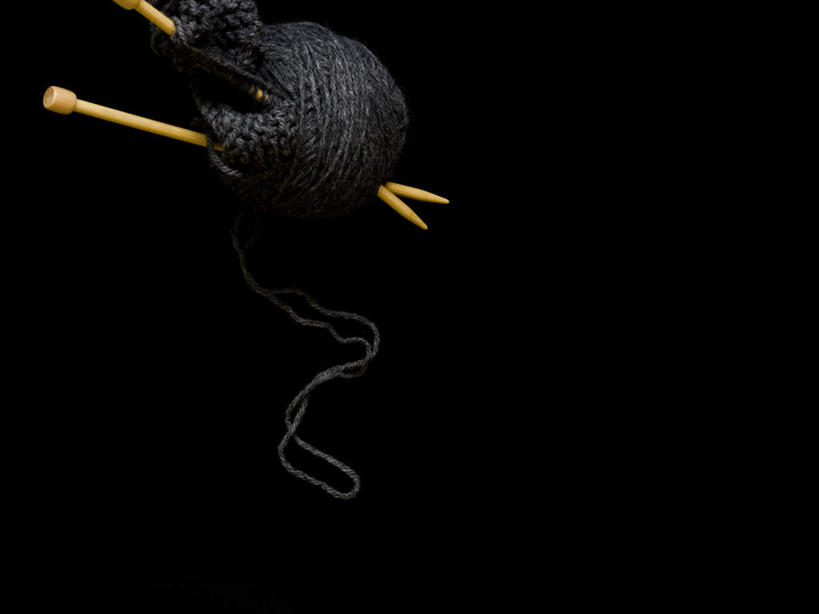 无人,横图,室内,特写,白天,正面,桌面,桌子,静物,两根,黑色背景,卷曲,编织,缠绕,木制,织物,线团,针,纺织,一个,黑色,木制品,毛线,摄影,影棚,单个,毛衣针,编织针,彩图,影棚拍摄,拍摄