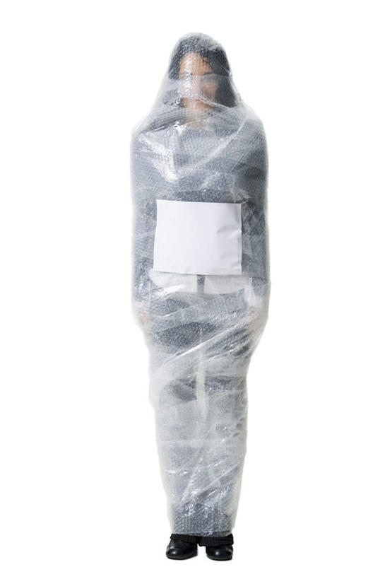 西方人,一个人,站,竖图,室内,白天,白色背景,正面,欧洲,欧洲人,仅一个年轻女性,仅一个女性,仅一个人,服装,包装,包装纸,纸,纸张,注视,休闲装,衣服,灰色,观察,看,站着,休闲,休闲服,摄影,服饰,影棚,观看,察看,包装材料,关注,气泡膜,泡泡膜,气垫薄膜,气垫膜,气泡薄膜,气泡布,气泡纸,气珠膜,年轻女性,女人,女性,白种人,站立,彩图,全身,影棚拍摄,拍摄