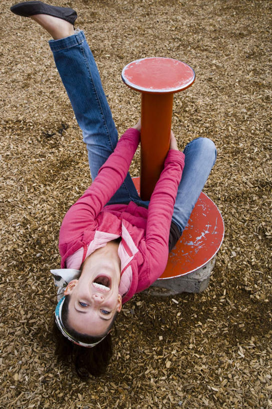 西方人,一个人,坐,抱,竖图,俯视,室外,白天,兴奋,草地,草坪,植物,欧洲,欧洲人,仅一个年轻女性,仅一个女性,仅一个人,服装,裤子,枯萎,枯草,注视,牛仔裤,休闲装,草,衣服,粉色,黄色,红色,蓝色,观察,看,张嘴,休闲,休闲服,服饰,抱着,观看,翘,察看,搂着,攀登架,关注,张大嘴巴,年轻女性,女人,女性,白种人,张开嘴,搂,搂抱,坐着,彩图,高角度拍摄,全身,高兴