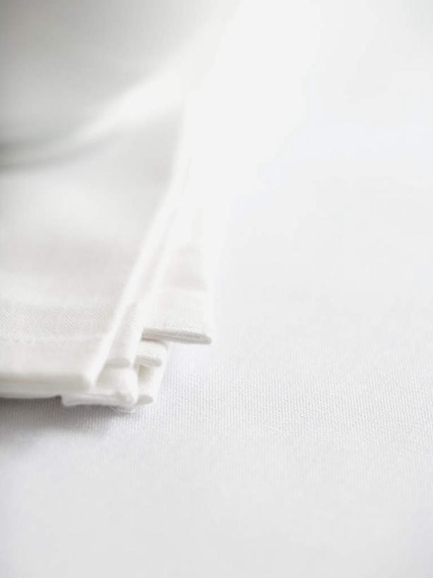 无人,竖图,俯视,室内,特写,白天,白色背景,桌面,桌子,静物,一条,木制,白色,餐巾,木制品,摄影,影棚,保洁方巾,口布,彩图,高角度拍摄,影棚拍摄,拍摄