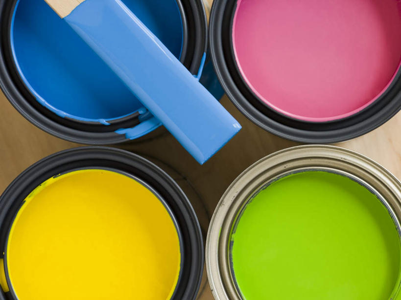 无人,横图,俯视,室内,特写,白天,地板,装修,静物,一根,装饰,材料,棍子,铁桶,桶,地面,装潢,木地板,粉色,黄色,蓝色,绿色,容器,储藏,油漆,保护,涂料,四瓶,储存,彩图,高角度拍摄,贮存