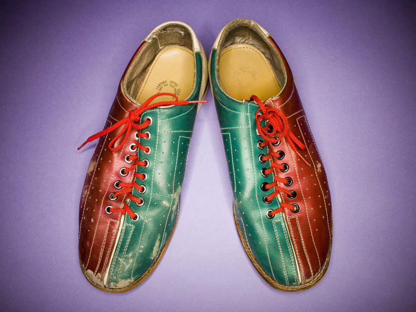 无人,横图,俯视,室内,特写,白天,运动鞋,静物,鞋子,一双,紫色背景,红色,绿色,摄影,影棚,彩图,高角度拍摄,影棚拍摄,拍摄,保龄球鞋