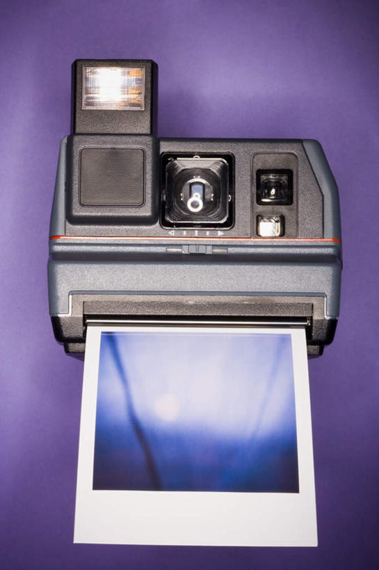 无人,竖图,俯视,照片,室内,特写,白天,静物,相机,一张,紫色背景,一个,拍照,摄影,影棚,单个,拍立得,立拍得,相片,照相机,彩图,高角度拍摄,影棚拍摄,拍摄,照相