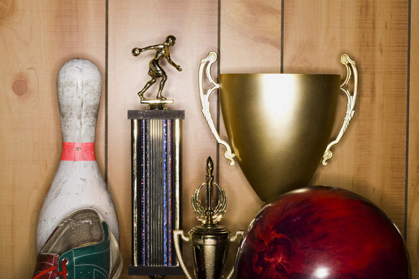 无人,横图,室内,特写,白天,正面,运动鞋,锻炼,成功,胜利,运动,保龄球,桌面,桌子,静物,鞋子,木制,墙,保龄球瓶,速度,娱乐,运动器械,墙壁,墙面,球,一个,白色,木制品,健身器械,光彩,力量,平衡,单个,技巧,协调,健身器材,荣誉,灵敏,奖品,柔韧,趣味,耐力,抗争,球瓶,荣耀,指孔,光荣,体育,地滚球,彩图,健身,保龄球鞋,运动器材,奖杯