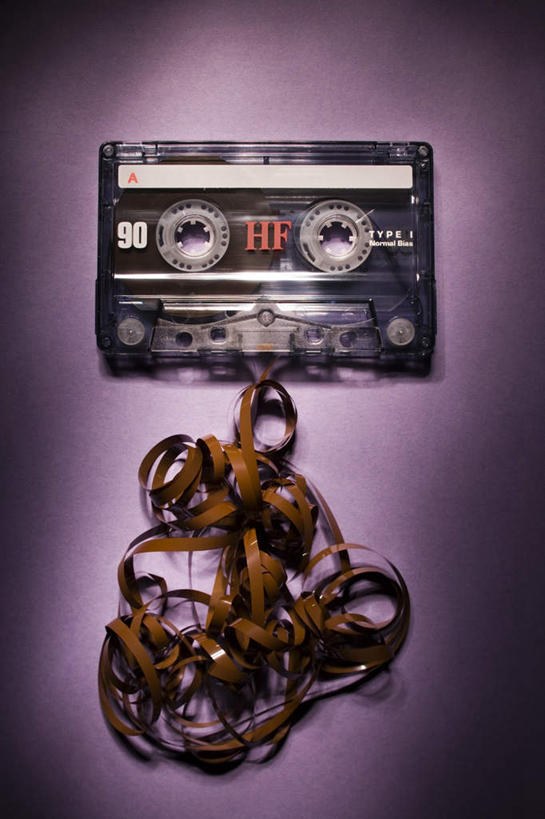 无人,竖图,俯视,室内,特写,白天,数据,静物,紫色背景,信息,存储介质,摄影,影棚,磁带,卡带,录音带,存储,紧凑音频盒带,卡式录音带,彩图,高角度拍摄,影棚拍摄,拍摄