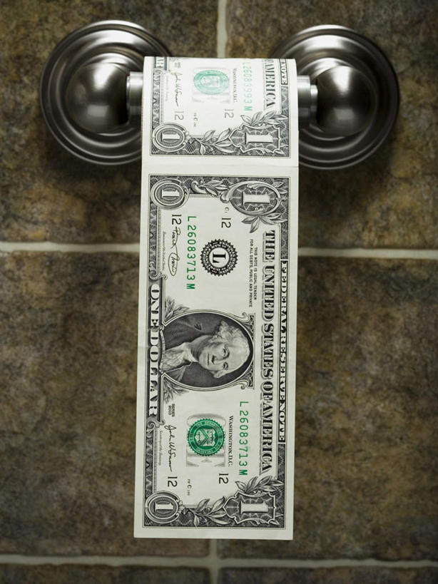 无人,竖图,室内,特写,白天,正面,钱,美元,生活用品,卫生间,洗手间,静物,钱币,墙,美金,墙壁,墙面,日用品,钞票,金融,纸币,经济,美圆,流通,纸钞,贸易,卷纸架,卷纸器,货币,现金,厕所,彩图