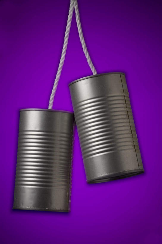 无人,竖图,室内,特写,白天,正面,静物,金属制品,两根,紫色背景,金属,包装,罐子,喇叭,饮料,两个,话筒,容器,绳子,摄影,影棚,易拉罐,绳索,传声筒,彩图,影棚拍摄,拍摄