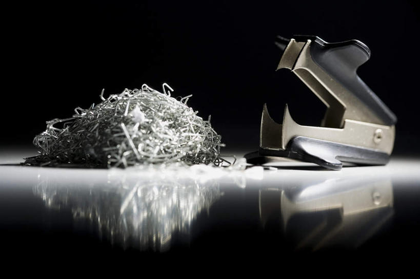 无人,横图,室内,特写,白天,正面,桌面,桌子,静物,金属制品,一堆,许多,连接,堆叠,堆积,黑色背景,组合,金属,木制,办公用品,订书机,很多,一个,倒影,木制品,摄影,影棚,单个,堆,链接,倒映,装订,订书钉,拼接,杠杆,拼凑,订书器,拼合,凑集,聚合,撮合,链结,缝合,反照,彩图,影棚拍摄,拍摄