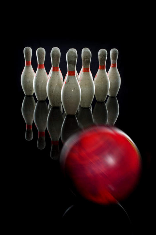 无人,竖图,俯视,室内,特写,白天,锻炼,运动,保龄球,静物,一排,许多,黑色背景,整齐,保龄球瓶,很多,速度,娱乐,运动器械,球,排列,一个,红色,白色,倒影,健身器械,力量,平衡,摄影,影棚,单个,技巧,协调,倒映,队列,健身器材,灵敏,柔韧,趣味,耐力,抗争,球瓶,指孔,反照,体育,地滚球,彩图,高角度拍摄,影棚拍摄,健身,拍摄,运动器材