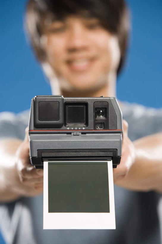 东方人,一个人,站,笑,微笑,露齿笑,竖图,室内,白天,正面,T恤衫,相机,亚洲,仅一个男性,仅一个人,握,蓝色背景,朦胧,模糊,拿,T恤,拿着,注视,黄种人,仅一个年轻男性,拍照,蓝色,观察,看,站着,握着,摄影,影棚,观看,察看,关注,拍立得,立拍得,男人,男性,年轻男性,亚洲人,照相机,站立,半身,彩图,影棚拍摄,拍摄,照相