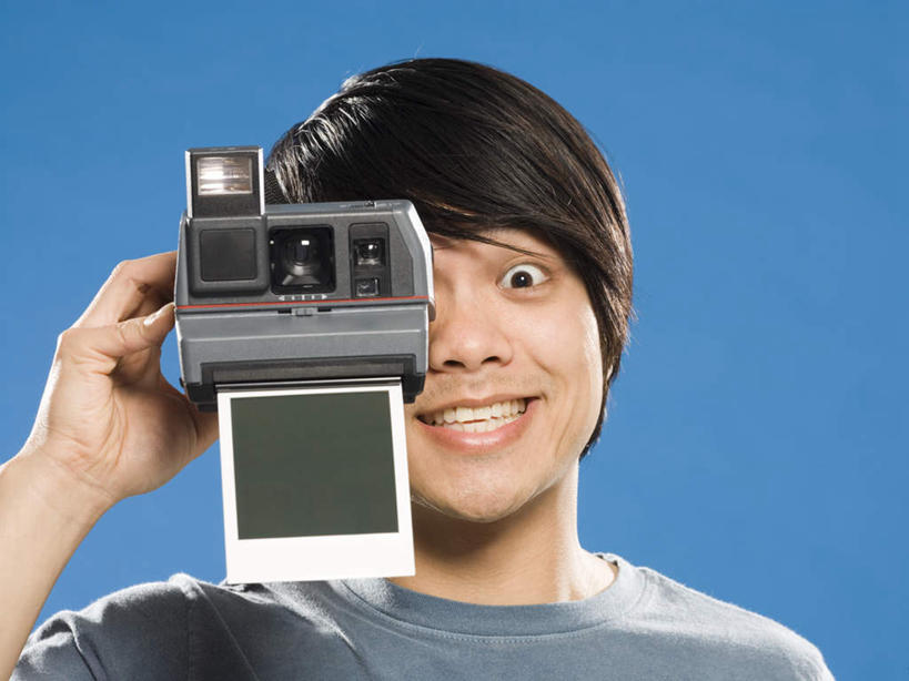 东方人,脸,头,脸颊,手,一个人,站,笑,微笑,露齿笑,横图,室内,特写,白天,正面,T恤衫,相机,亚洲,仅一个男性,仅一个人,握,蓝色背景,拿,T恤,拿着,注视,黄种人,肩膀,仅一个年轻男性,拍照,蓝色,观察,看,站着,手部,握着,摄影,影棚,观看,单手,察看,关注,拍立得,立拍得,男人,男性,年轻男性,亚洲人,头部,脸部,脸蛋,面部,照相机,站立,半身,彩图,影棚拍摄,拍摄,照相