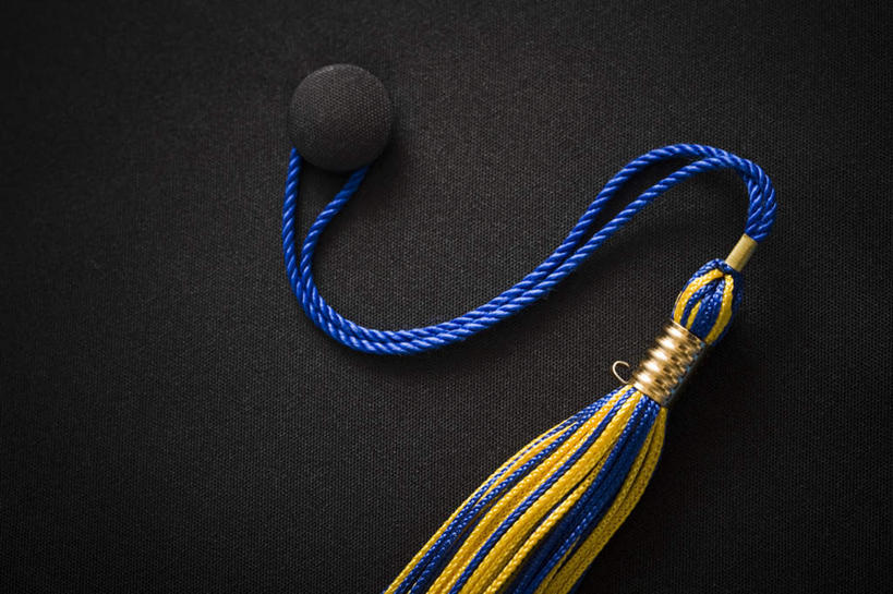 无人,横图,俯视,室内,特写,白天,静物,帽子,阴影,反射,影子,一个,黄色,蓝色,摄影,流苏,影棚,单个,博士帽,学位帽,彩图,高角度拍摄,影棚拍摄,拍摄