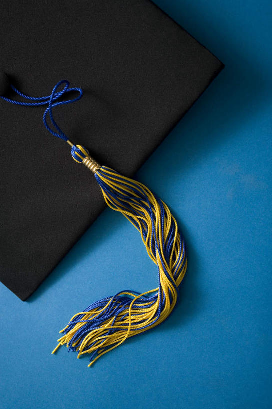 无人,竖图,俯视,室内,特写,白天,静物,帽子,阴影,蓝色背景,反射,影子,一个,黄色,蓝色,摄影,流苏,影棚,单个,博士帽,学位帽,彩图,高角度拍摄,影棚拍摄,拍摄