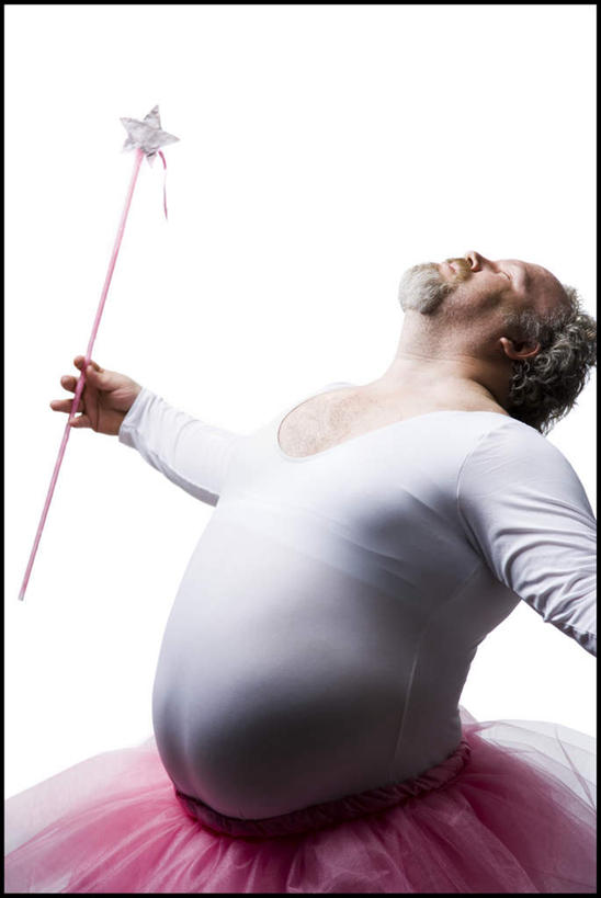 西方人,一个人,站,闭眼,伸展双臂,竖图,室内,白天,白色背景,侧面,裙子,跳舞,芭蕾,欧洲,欧洲人,仅一个男性,仅一个人,仅一个中年男性,握,阴影,反射,影子,拿,拿着,粉色,站着,握着,短裙,摄影,影棚,权利,象征,舞姿,法杖,芭蕾舞裙,芭蕾裙,地位,权杖,权势,权位,芭蕾舞,男人,男性,中年男性,白种人,闭眼睛,闭着眼,闭着眼睛,敞开双臂,伸开双臂,抬头,仰头,展开双肩,站立,张开手臂,张开双臂,半身,彩图,影棚拍摄,拍摄,舞蹈