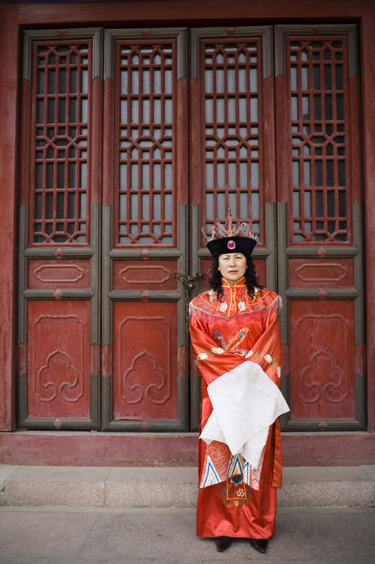 东方人,一个人,家,站,竖图,室外,白天,正面,民族服装,亚洲,仅一个女性,仅一个人,握,服装,房屋,屋子,注视,黄种人,楼房,住宅,衣服,红色,观察,看,站着,仅一个中年女性,大衣,握着,服饰,观看,察看,衣着,穿着,关注,表演服,演出服,京剧,衣饰,道具服,女人,女性,中年女性,亚洲人,站立,彩图,全身,传统服装,民俗服,房子,京剧服饰