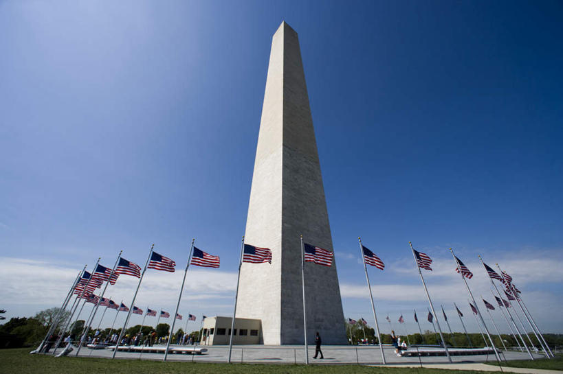 无人,横图,室外,白天,仰视,旅游,度假,名胜古迹,标志建筑,地标,建筑,旗帜,国旗,美国,许多,阴影,遗迹,环绕,围绕,光线,影子,云,云朵,纪念碑,纪念馆,首都,云彩,环抱,古迹,文物,娱乐,建设,古建筑,蓝色,白云,蓝天,天空,阳光,天,享受,休闲,旅游胜地,放松,美国国旗,晴朗,北美,北美洲,美洲,古文明,华盛顿特区,华盛顿纪念碑,华盛顿哥伦比亚特区,华府,华盛顿纪念塔,北亚美利加洲,亚美利加洲,萦绕,旗,晴空,彩图,低角度拍摄