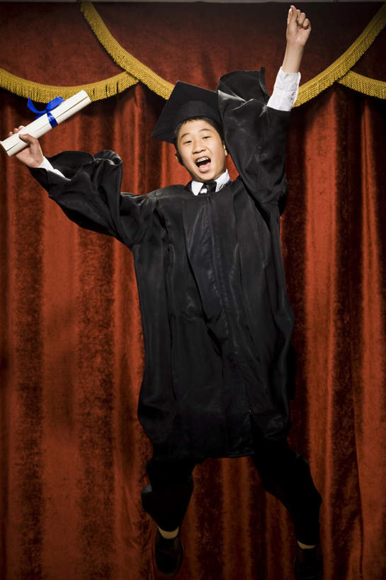 西方人,儿童,一个人,学生,跳,举,笑,微笑,露齿笑,竖图,室内,白天,正面,纯洁,欧洲,欧洲人,仅一个男性,仅一个人,握,阴影,反射,文凭,影子,半空,注视,小孩,观察,看,托,仅一个小孩,可爱,童年,童趣,握着,流苏,帷幕,观看,察看,证书,学士帽,毕业,关注,帷幔,学士服,幕布,幕帘,童真,学位证,烂漫,无邪,学位证书,垂布,学士袍,帷幔布,天真,男孩,男人,男性,白种人,孩子,举起,举手,举着,跳跃,向上举,向上伸,向上托,彩图,全身,男生