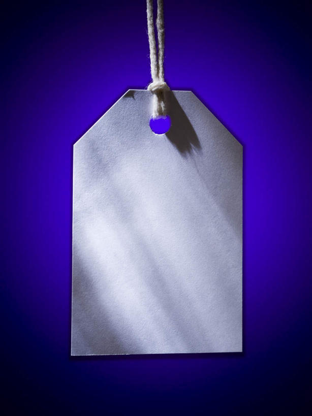 无人,竖图,俯视,室内,特写,白天,静物,蓝色背景,标签,纸,纸张,白色,绳子,摄影,影棚,绳索,彩图,高角度拍摄,影棚拍摄,拍摄