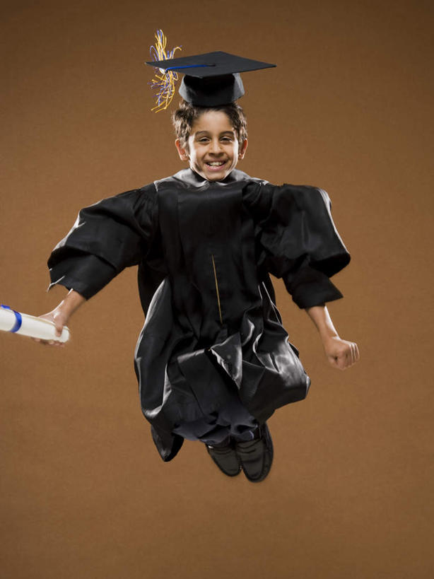 西方人,儿童,一个人,学生,跳,笑,微笑,露齿笑,竖图,室内,白天,正面,纯洁,欧洲,欧洲人,仅一个男性,仅一个人,握,阴影,棕色背景,反射,丝绸,丝带,文凭,影子,缎带,半空,拿,拿着,注视,绸带,小孩,蓝色,观察,看,仅一个小孩,可爱,童年,童趣,握着,摄影,流苏,影棚,观看,察看,证书,学士帽,毕业,关注,学士服,童真,学位证,烂漫,无邪,学位证书,垂布,学士袍,天真,男孩,男人,男性,白种人,孩子,跳跃,彩图,全身,影棚拍摄,拍摄,男生