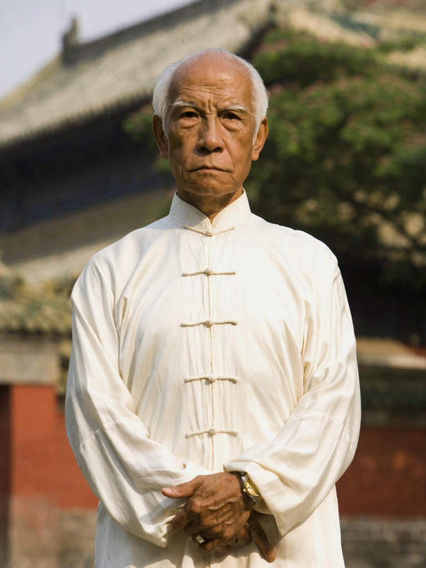 东方人,一个人,天坛,站,竖图,室外,白天,正面,植物,北京,中国,亚洲,仅一个男性,仅一个人,握,阴影,服装,节日,光线,影子,首都,注视,黄种人,文化,树,树木,衣服,蓝色,绿色,白色,蓝天,天空,阳光,自然,天,观察,看,祈祷,祈福,站着,仅一个老年男性,健康,握着,许愿,宗教,服饰,信仰,生长,晴朗,成长,观看,纪念,祈求,察看,衣着,穿着,关注,祭天,东亚,万里无云,中华人民共和国,北京市,京,北平,华北地区,衣饰,北京天坛,平安,老年男性,男人,男性,亚洲人,晴空,晴空万里,站立,半身,彩图,练功服