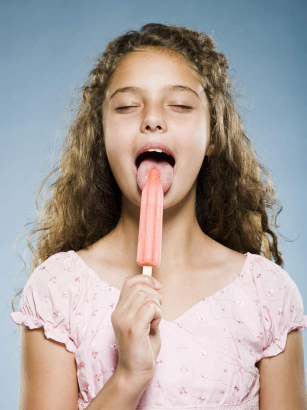 西方人,儿童,头发,一个人,站,闭眼,竖图,室内,白天,正面,纯洁,欧洲,欧洲人,仅一个女性,仅一个人,握,蓝色背景,服装,清凉,拿,拿着,休闲装,棒冰,冰棍,一个,小孩,衣服,粉色,黄色,冷饮,站着,仅一个小孩,休闲,舒服,休闲服,可爱,童年,童趣,舔,握着,摄影,服饰,影棚,单个,解暑,冰棒,解渴,童真,烂漫,无邪,舒爽,消暑,冰条,天真,女孩,女人,女性,白种人,孩子,长发,卷发,闭眼睛,闭着眼,闭着眼睛,站立,半身,彩图,影棚拍摄,拍摄,女生