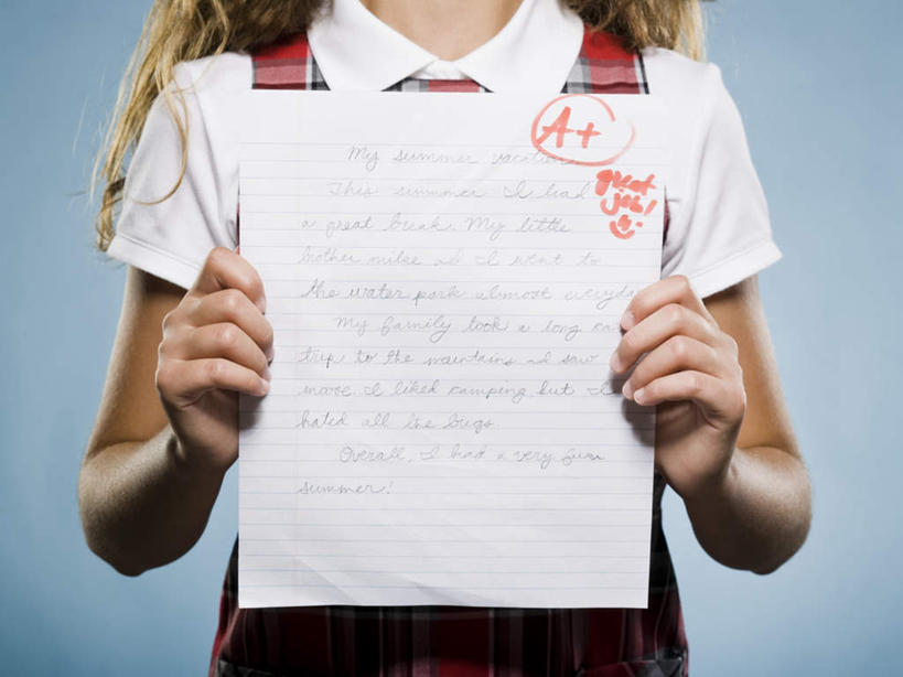 西方人,儿童,头发,一个人,站,横图,室内,白天,正面,制服,纯洁,欧洲,欧洲人,仅一个女性,仅一个人,握,蓝色背景,服装,英文,标志,文字,纸,字符,字母,拿,拿着,标识,小孩,黄色,红色,站着,仅一个小孩,校服,可爱,童年,童趣,握着,摄影,影棚,英文字母,试卷,考试,测验,考卷,童真,考察,烂漫,无邪,学生服,评比,天真,女孩,女人,女性,白种人,孩子,长发,卷发,站立,半身,彩图,影棚拍摄,拍摄,女生