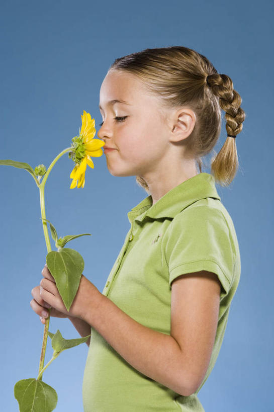 西方人,儿童,一个人,站,闭眼,竖图,室内,白天,侧面,爱情,幸福,纯洁,太阳,向日葵,叶子,欧洲,欧洲人,仅一个女性,仅一个人,握,蓝色背景,服装,盛开,绿叶,拿,花蕾,拿着,休闲装,闻,花,花瓣,花朵,鲜花,一朵,小孩,衣服,花苞,花蕊,站着,仅一个小孩,休闲,休闲服,嫩叶,可爱,童年,童趣,握着,摄影,服饰,影棚,嗅,光辉,童真,烂漫,无邪,沉默,忠诚,勇敢,投缘,爱慕,高傲,天真,朝阳花,葵花,望日莲,向阳花,转日莲,女孩,女人,女性,白种人,孩子,叶,叶片,闭眼睛,闭着眼,闭着眼睛,站立,半身,彩图,影棚拍摄,拍摄,女生